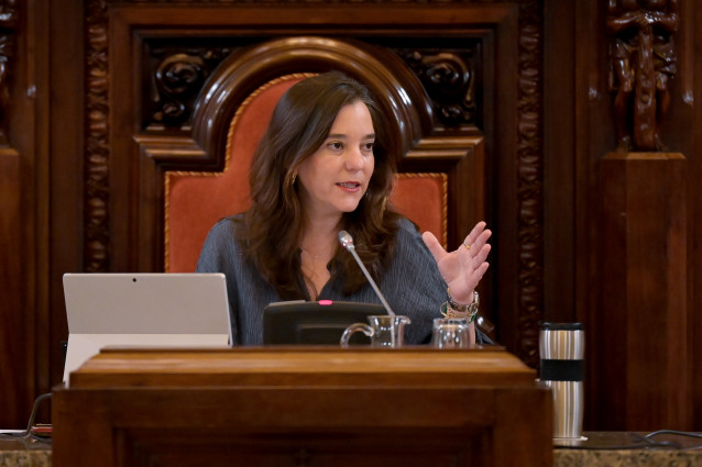 Archivo - La alcaldesa de A Coruña, Inés Rey, en un pleno