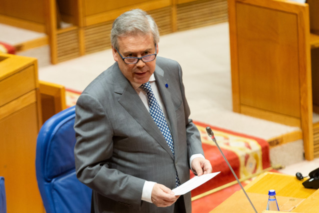 El conselleiro de Sanidade, Antonio Gómez Caamaño, responde a una pregunta oral en el Parlamento de Galicia.