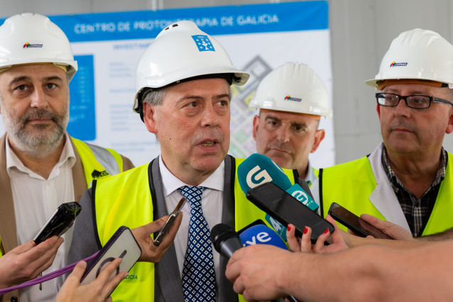 El conselleiro de Sanidade, Antonio Gómez Caamaño, en su visita a las obras del Centro de Protonterapia de Galicia