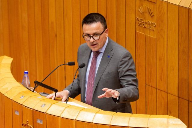 El conelleiro de Emprego, José González, en el Parlamento