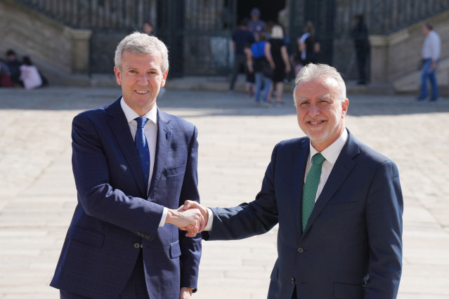 Rueda y Torres se saludan en la Praza do Obradoiro.