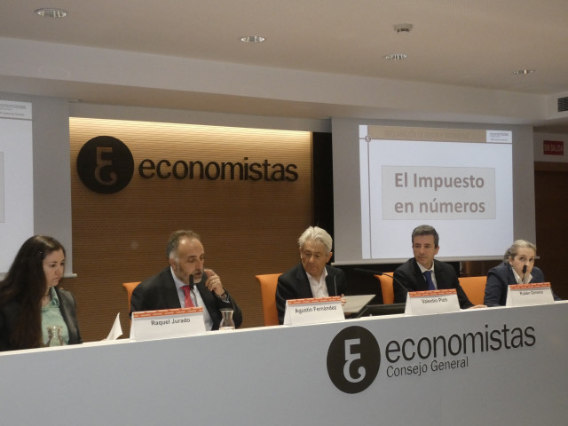(I-D) Rubén Gimeno, secretario técnico del REAF; Agustín Fernández, presidente del REA; Valentín Pich, presidente del CGE; Raquel Jurado, técnica del Servicio de Estudios del REAF, y Sonia Martín, técnica del Servicio de Estudios del REAF