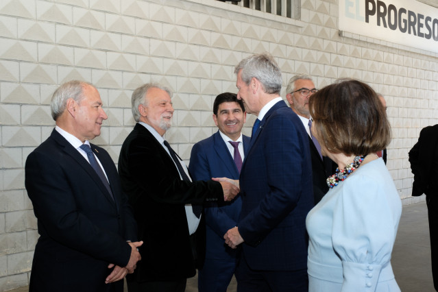 El presidente de la Xunta, Alfonso Rueda, acompañado de otros miembros del Gobierno gallego, asiste a la entrega del XXXII Premio Puro Cora a Alfredo Conde. Sede El Progreso (Lugo)