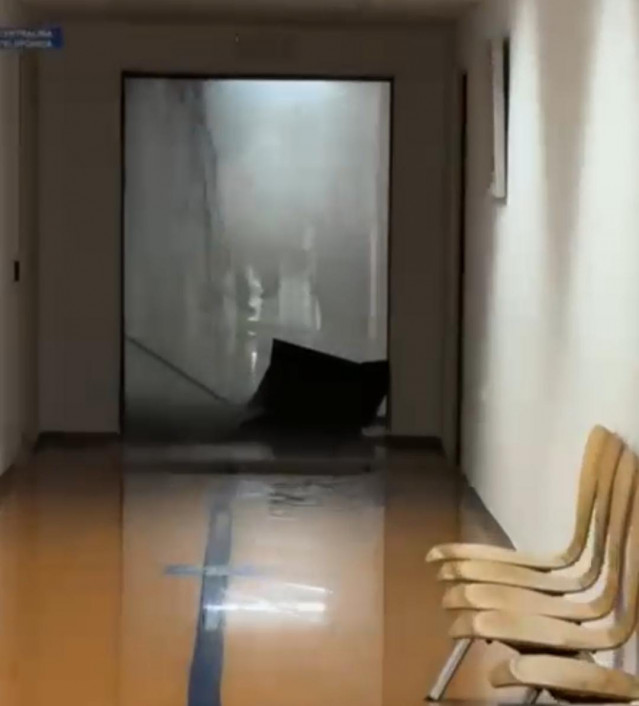 Una tubería rota inunda la primera planta del Hospital de Ourense