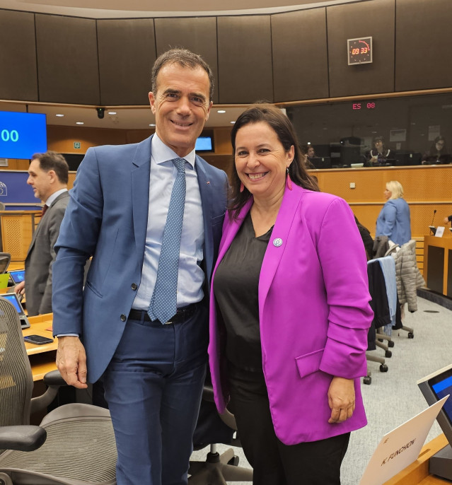 La representante del BNG en Europa, ha intercambiado unas palabras con el eurodiputado Sandro Gozi