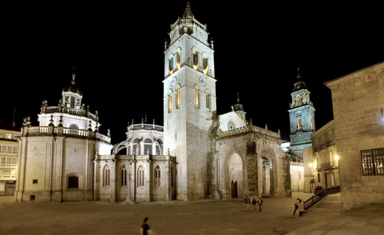 ​Denunciadas seis personas por orinar en las paredes de la Catedral de Lugo