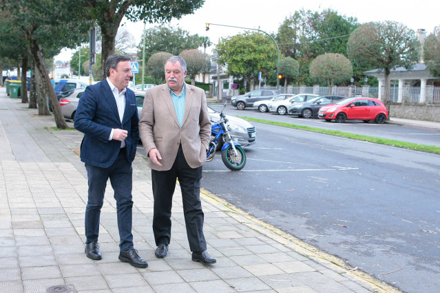 Archivo - El presidente de la Diputación de A Coruña, Valentín González Formoso, y el alcalde de Oleiros, Ángel García Seoane, en una visita a Santa Cristina con motivo de las obras de remodelación
