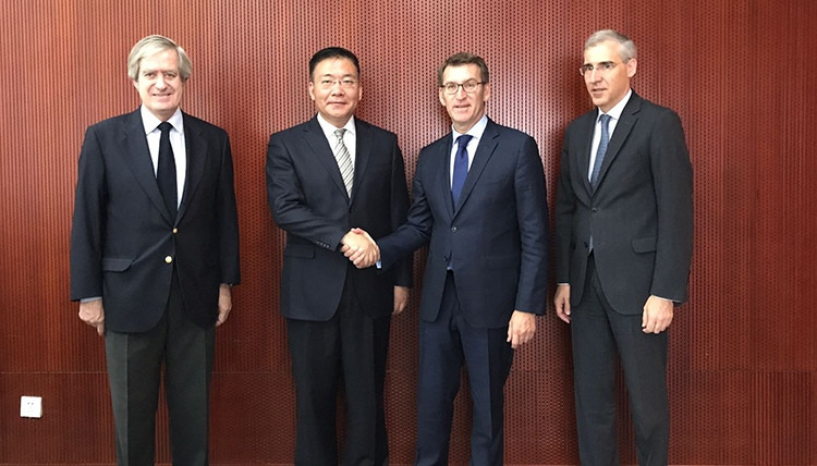 Feijóo saludando al viceministro de Relaciones Internacionales, Guo Yezhou