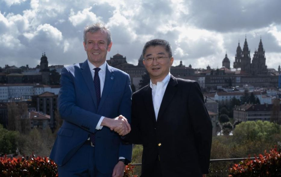 Rueda recibiendo en su residencia oficial al CEO de Sentury en Santiago en una foto de la Xunta