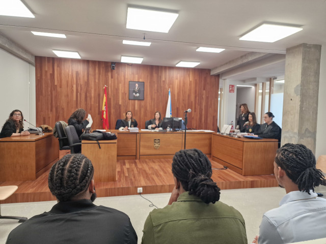 Imagen de tres acusados en el juicio.