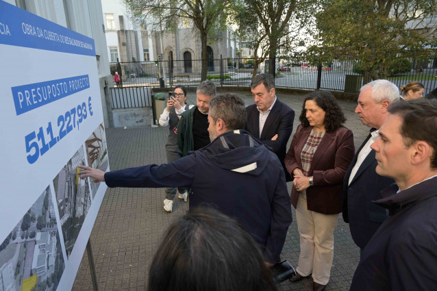 El conselleiro de Educación, Román Rodríguez, visita el IES Salvador de Madariaga