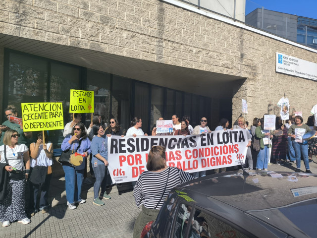 Personal de residencias y centros de día de titularidad privada en Galicia, concentado ante el centro Concepción Arenal, en A Coruña