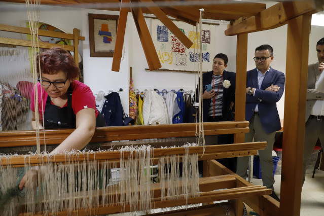 El conselleiro de Emprego, Comercio e Emigración, José González, en una visita al taller de la asociación APAMP de Vigo.
