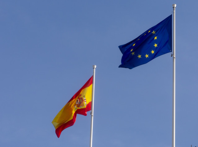 Archivo - Las banderas de España y de la Unión Europea