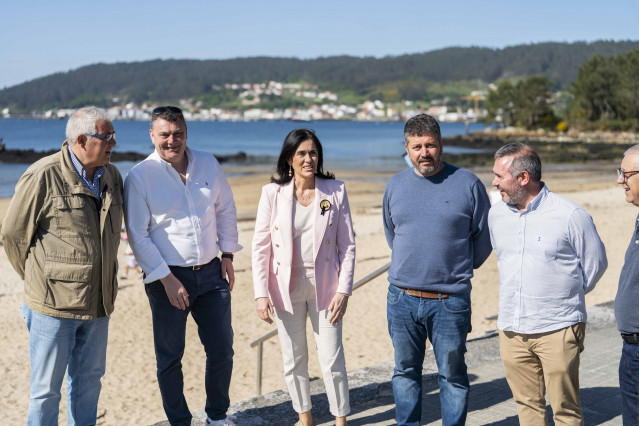 La secretaria xeral del PPdeG, Paula Prado, en la Praia de Broña, en Outes