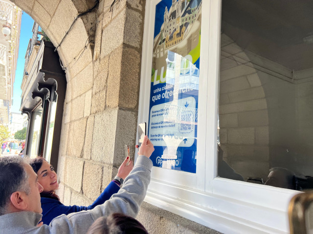 El PP de Lugo coloca un QR gigante en la ventana de su sede que da acceso a una guía turística