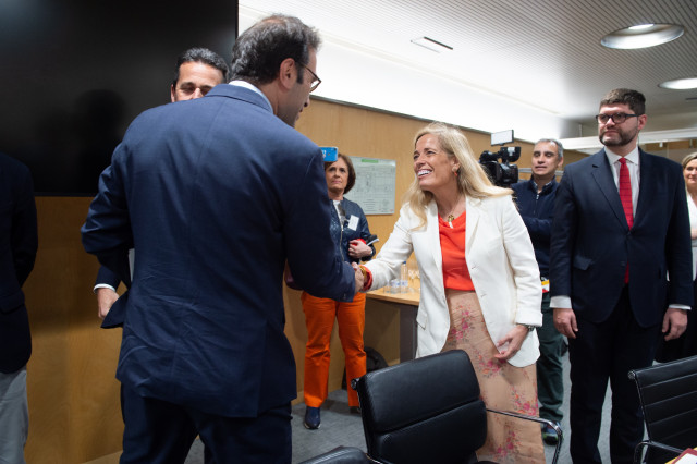 El ministro de Economía, Comercio y Empresa, Carlos Cuerpo, saluda a la consejera de Economía, Hacienda y Empleo de la Comunidad de Madrid, Rocío Albert, durante el 'Consejo Interterritorial de Internacionalización', en el Ministerio de Economía, Comercio