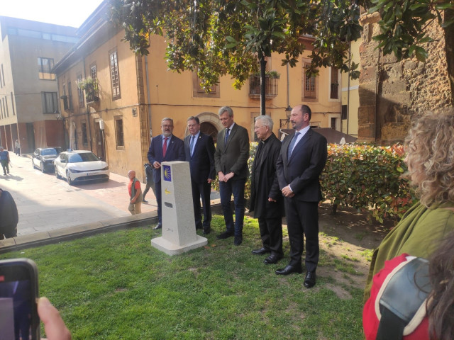 Alfredo Canteli y Alfonso Rueda, en el centro