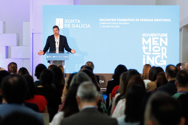 El conselleiro de Cultura, Lingua e Xuventude, José López Campos, acompañado por la directora xeral de Xuventude, Lara Meneses, participa en el encuentro con los formadores del Xuventude Mentoring, en Santiago.