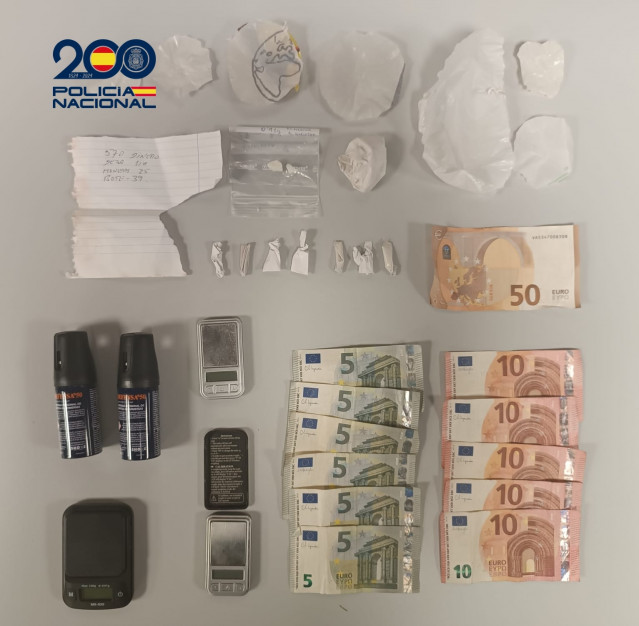 Droga, dinero y efectos intervenidos en un operativo policial en Vigo, que culminó con la detención de dos personas.