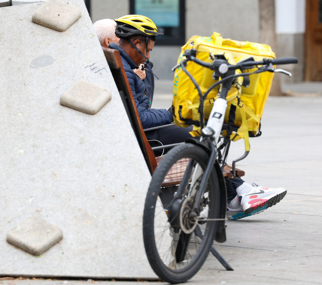 Archivo - Un joven trabajando de rider, a 14 de octubre de 2024, en Madrid (España). La ministra de Inclusión, Seguridad Social y Migraciones, Elma Saiz, ha asegurado que un 13,6% de los afiliados a la Seguridad Social son extranjeros, que representan “un