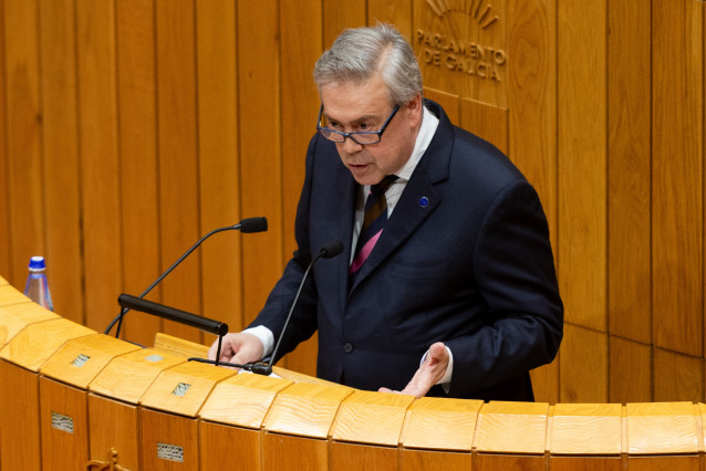 El conselleiro de Sanidade, Antonio Gómez Caamaño, en el pleno del Parlamento de Galicia.