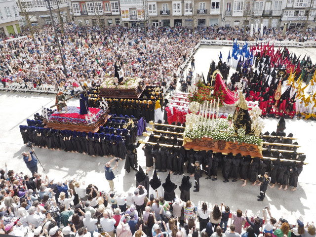 Archivo - Los pasos de la Verónica, el Nazareno, el San Juan y la Virgen de los Dolores durante la procesión del Santo Encuentro, a 7 de abril de 2023, en Ferrol