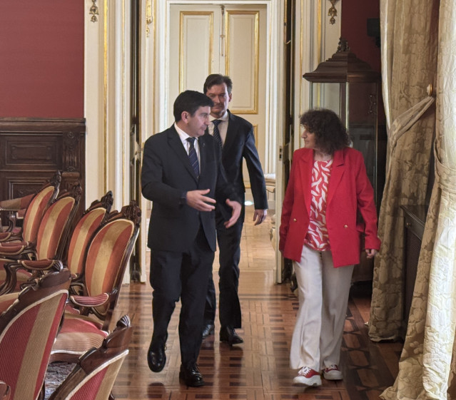 La alcaldesa de Santiago, Goretti Sanmartín, y el delegado del Gobierno, Pedro Blanco, tras reunirse este viernes, a 11 de abril de 2025.