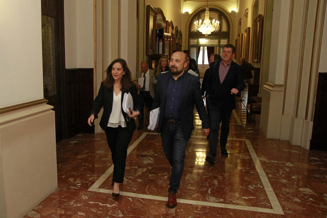 Archivo - La alcaldesa de A Coruña, Inés Rey, y el portavoz del gobierno local, José Manuel Lage, antes de un pleno