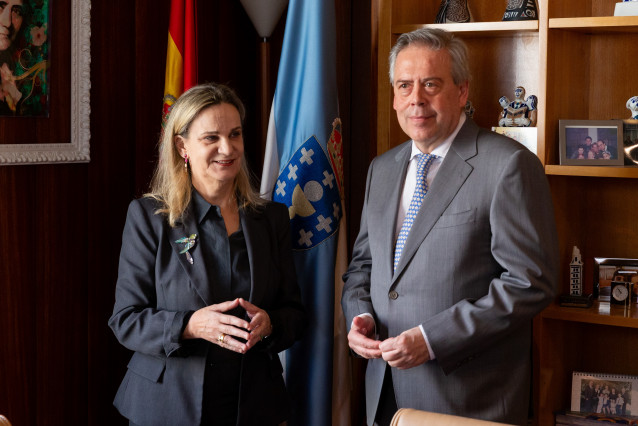El conselleiro de Sanidade, Antonio Gómez Caamaño, se reúne con la Valedora do Pobo, Dolores Fernández Galiño.