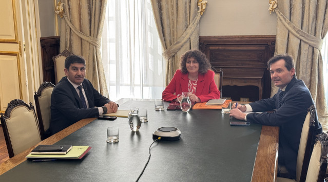 El delegado del Gobierno, Pedro Blanco; la alcaldesa de Santiago, Goretti Sanmartín, y el director general de Negocio y Cliente de Adif, Juan Pablo Villanueva, reunidos en Santiago, a 11 de abril de 2025.