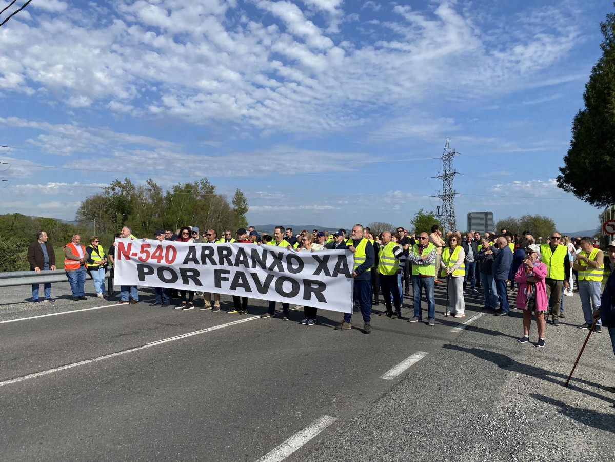 Unas 200 personas cortaron la N-540 en Chantada para reclamar su arreglo inmediato