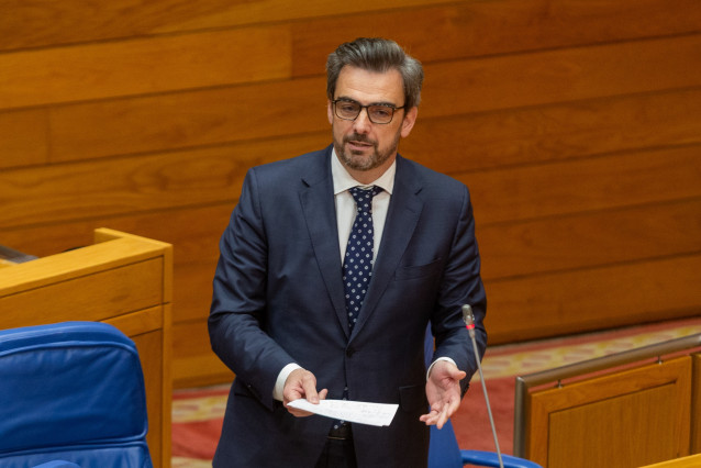 El conselleiro de Presidencia, Xustiza e Deportes, Diego Calvo, en una intervención en el Parlamento de Galicia.
