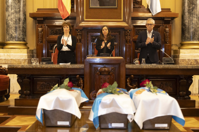 Acto de entrega de restos de víctimas del franquismo en el Palacio Municipal de María Pita