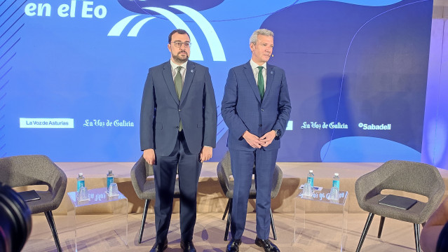 El presidente del Principado de Asturias, Adrián Barbón, y el presidente de la Xunta de Galicia, Alfonso Rueda, en la séptima edición de los 'Encuentros del Eo'.