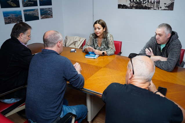 Reunión de la directora xeral de Desenvolvemento Pesqueiro, Marta Villaverde, y representantes de la cofradía de la Ría do Burgo.