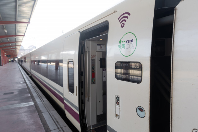 Archivo - Un tren de Renfe en la estación de Chamartín-Clara Campoamor, a 2 de enero de 2025, en Madrid (España). Renfe ha informado en la mañana de hoy que a las 4:40 horas se ha subsanado la avería informática que afectaba a los trenes Talgo Avril desde