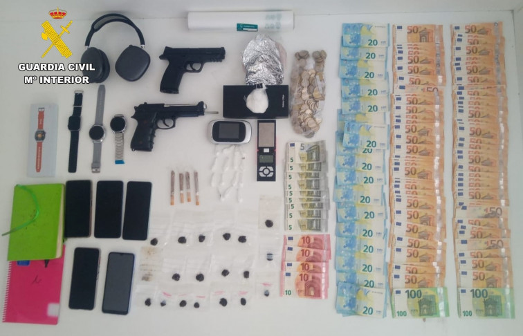 Hallan dos armas y drogas en el domicilio de un hombre en Noia