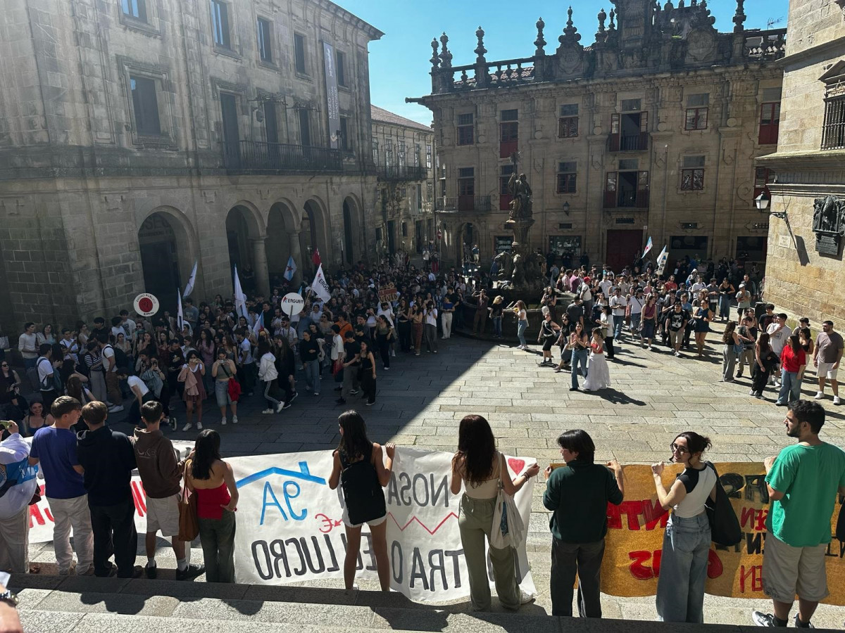 Cientos de universitarios se movilizan por la vivienda en la Plaza da Quintana, en Santiago de Compostela.