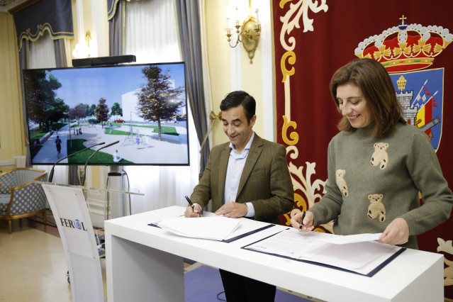 La conselleira de Medio Ambiente e Cambio Climático, Ángeles Vázquez, y el alcalde de Ferrol, José Manuel Rey, firman el protocolo.