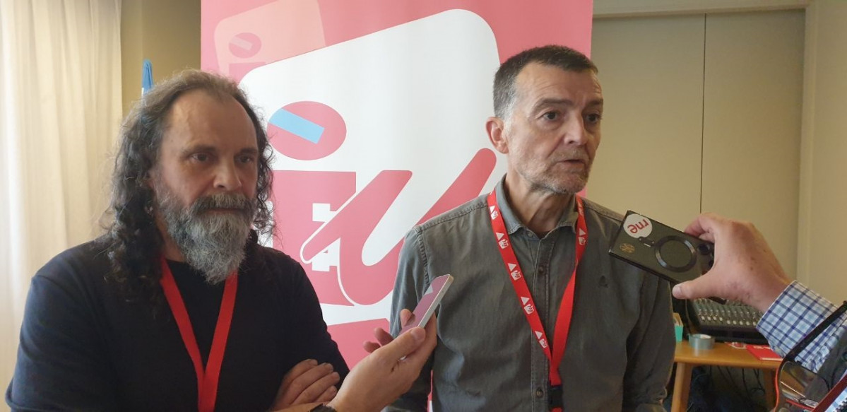El coordinador federal de Izquierda Unida, Antonio Maíllo, este sábado en el cierre de la XIV Asemblea Nacional de Esquerda Unida (EU) junto al nuevo coordinador gallego, Lino Costas.