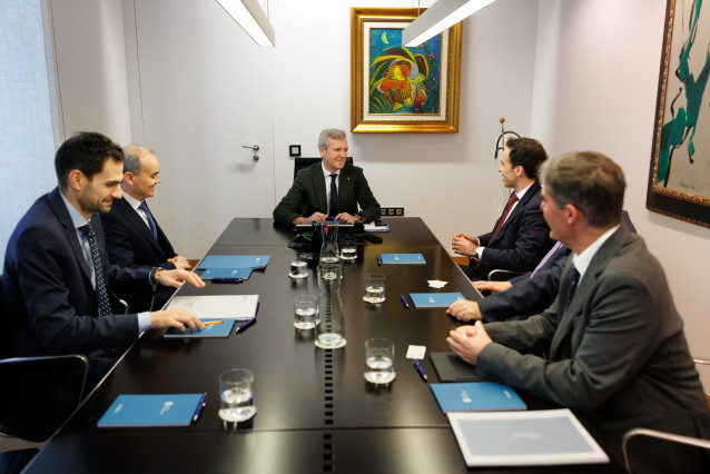 El presidente de la Xunta, Alfonso Rueda, se reúne con el presidente de Samca, Javier Luengo.