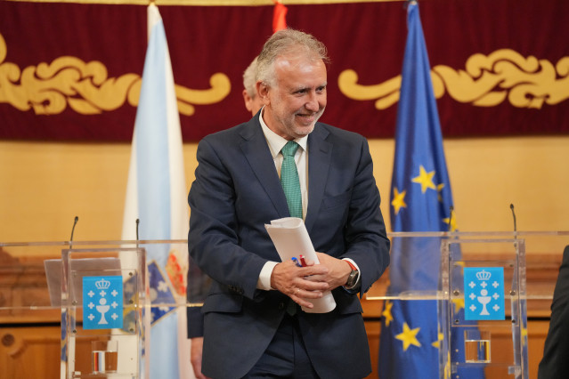 El ministro de Política Territorial y Memoria Democrática, Ángel Víctor Torres, durante una rueda de prensa tras la 44º Comisión Mixta de Transferencias Estado-Galicia, a 9 de abril de 2025, en Santiago de Compostela, A Coruña, Galicia (España).