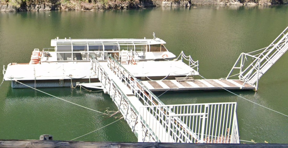 Archivo.  Catamaru00e1n amarrado al embarcadero de Abeleda en Castro Caldelas en una imagen de Google Street View