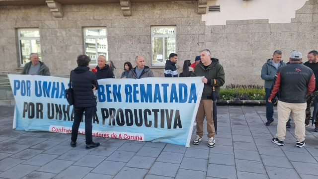 Mariscadores y mariscadores de la ría de O Burgo, en una nueva concentración ante la Delegación del Gobierno para exigir al Ejecutivo central y a la Xunta ayudas mientras no puedan faenar tras las obras de dragado