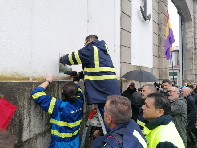 El comité de Navantia Ferrol coloca una placa en recuerdo de trabajadores asesinados en la Guerra Civil y la dictadura.