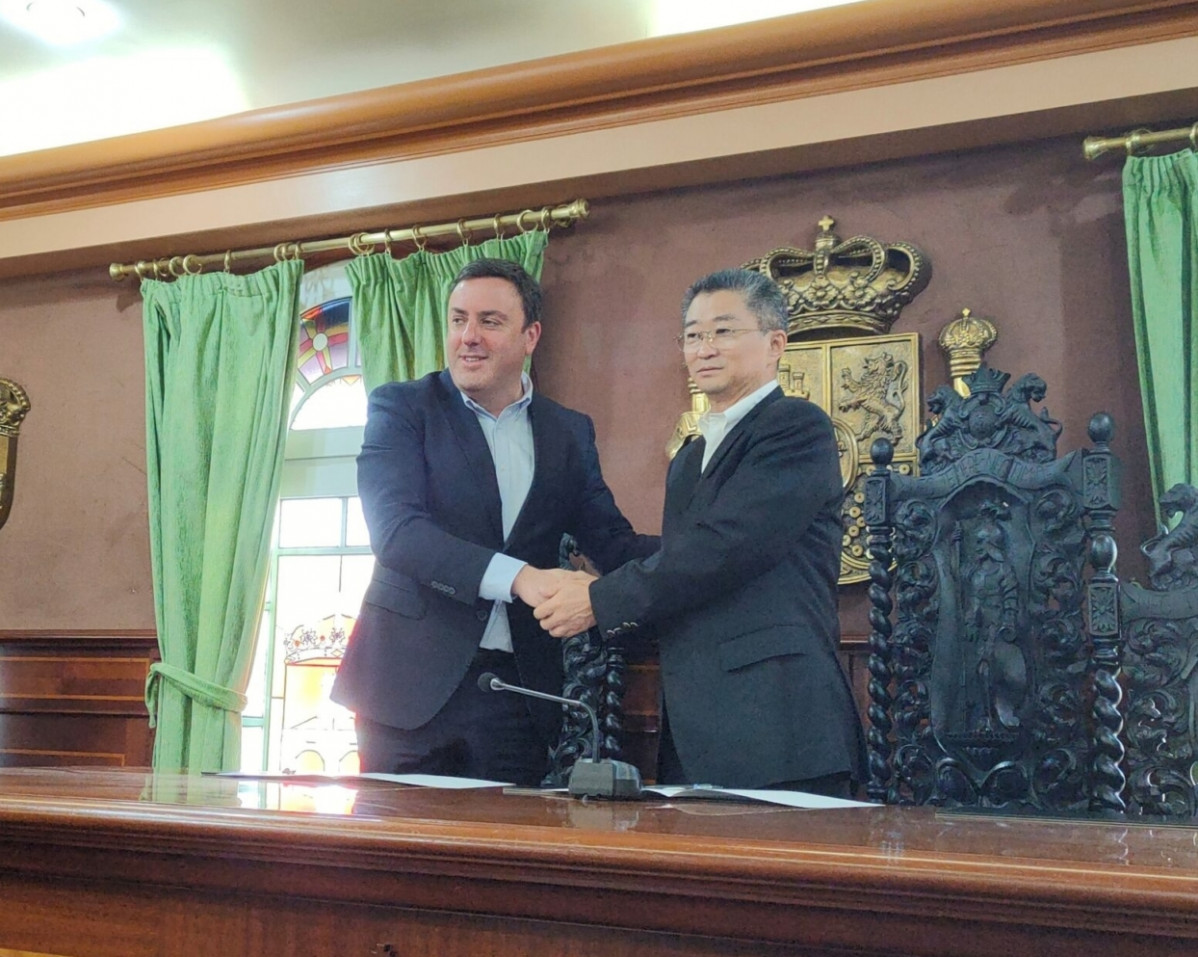 El CEO de Sentury en el Ayuntamiento de As Pontes Valentu00edn Gonzu00e1lez Formoso en una foto difundida en 2023 por el Ayuntamiento