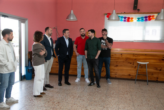 El presidente de la Diputación de A Coruña, Valentín González Formoso, visita una asociación vecinal en Pontedeume