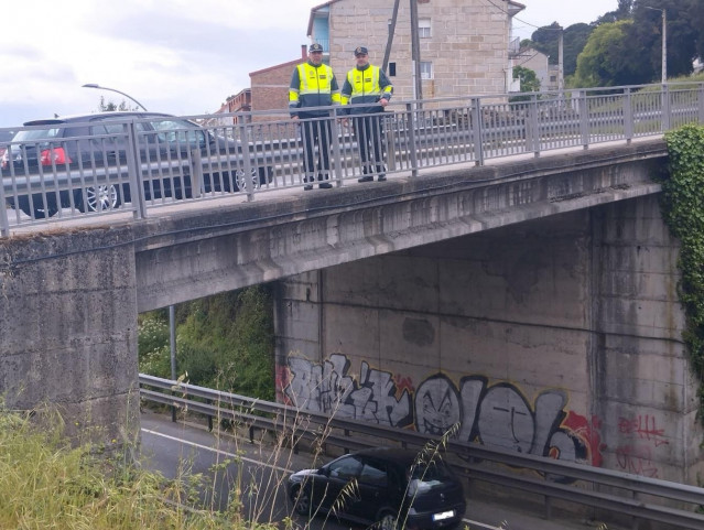 Dos agentes de la Guardia Civil impiden que una mujer se precipitase por un puente en San Cibrao das Viñas (Ourense) .
