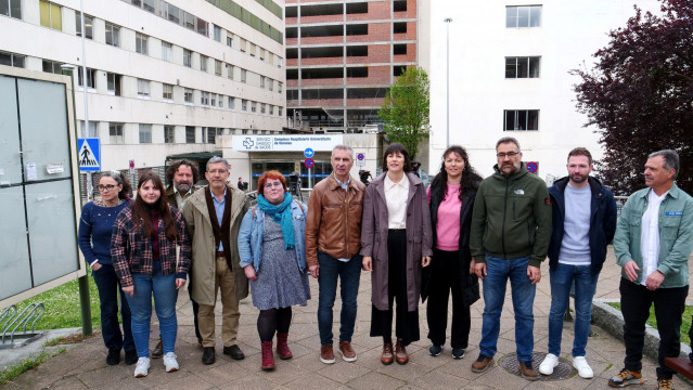 La portavoz del BNG, Ana Pontón, frente a las instalaciones del CHUO.